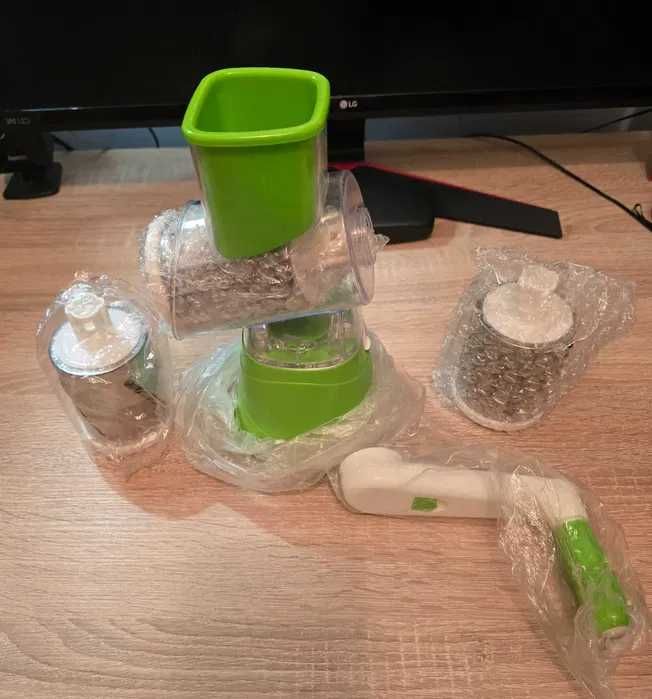 Platou cu farfurii de dulceață și ustensile de bucătărie