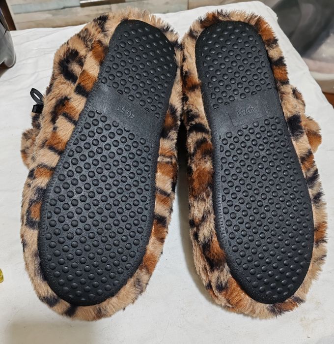 Papuci de casa noi cu eticheta