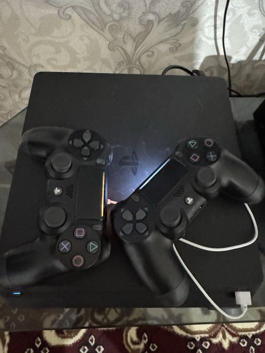 Playstation 4 slim holati ideal