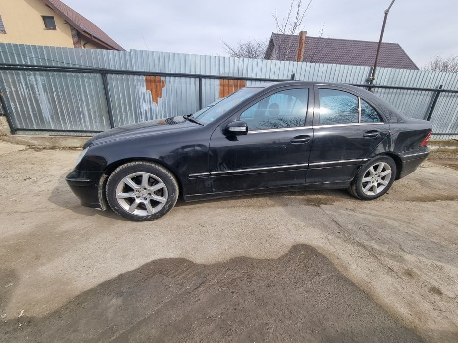 Dezmembrez Mercedes C200 2.2 cdi w203
