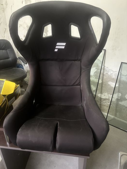 Спортни седалки Fanatec и OMP
