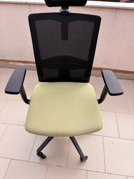 Scaun de birou de tip mesh cu suport lombar și vertical