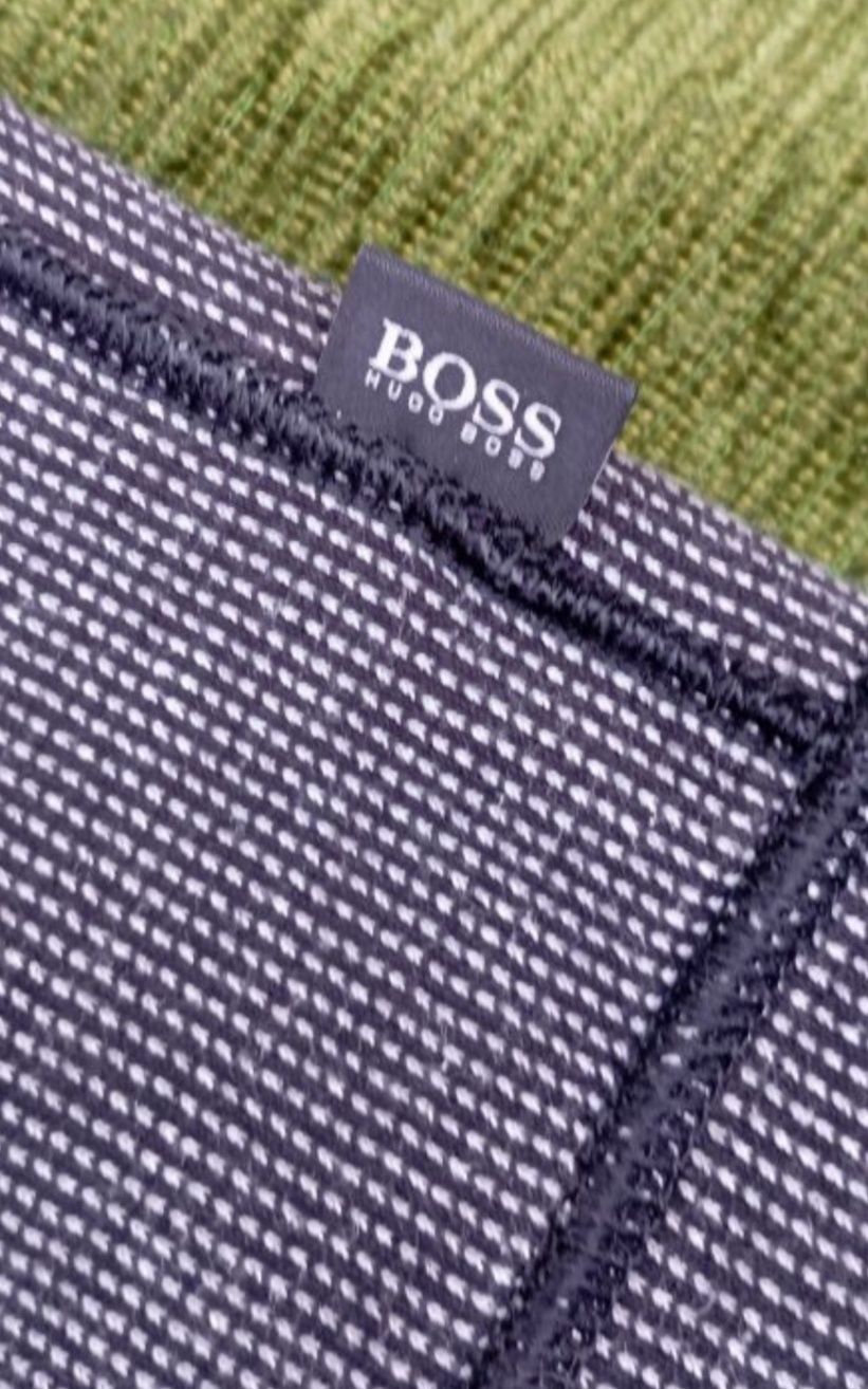 Vând bluza de bărbati Hugo Boss!