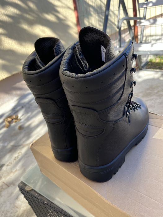 Bocanci militari maro iarna