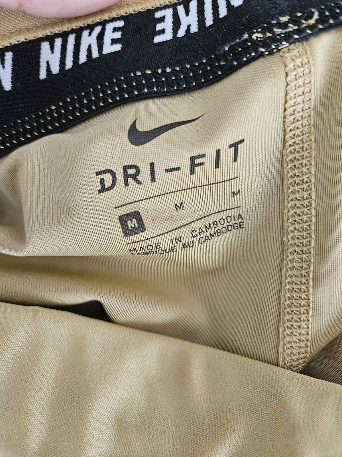 Дамски долнища на Nike.