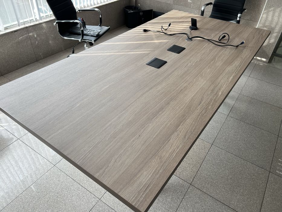 Заседателна маса с размери 240 х 120 см