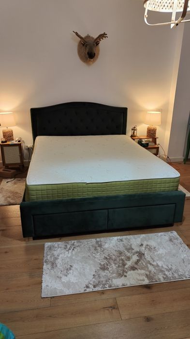Vând pat tapițat verde smarald cu 4 sertare și SALTEA