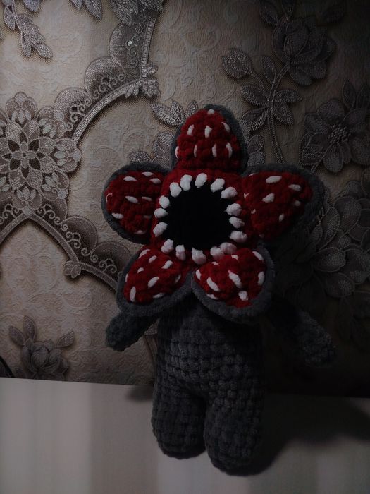 Вязаный димагорганн из сериала "очень странные дела".