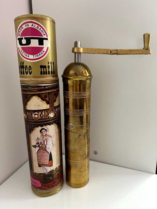 Винтидж ръчна кафемелачка Uzina Tirana