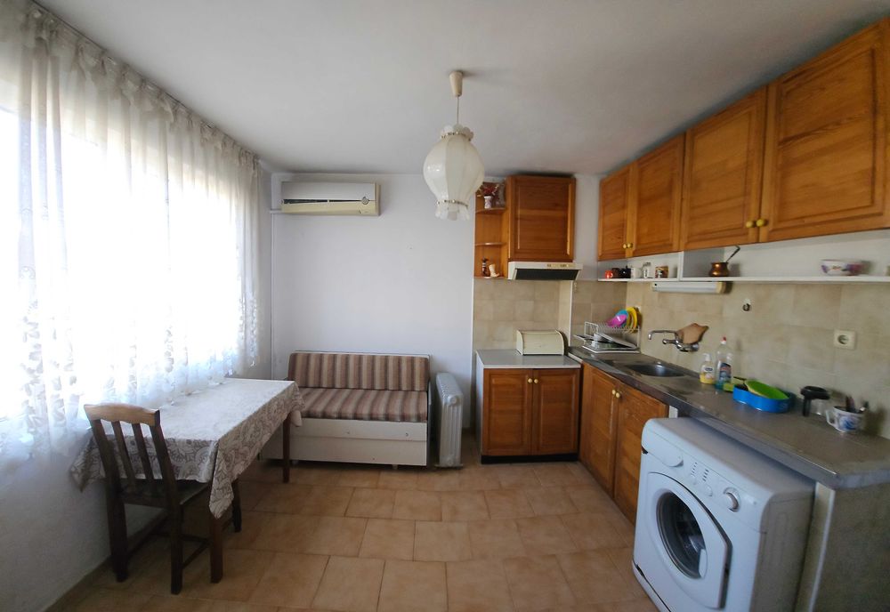 Просторен тристаен, тухлен до Зимно кино Тракия