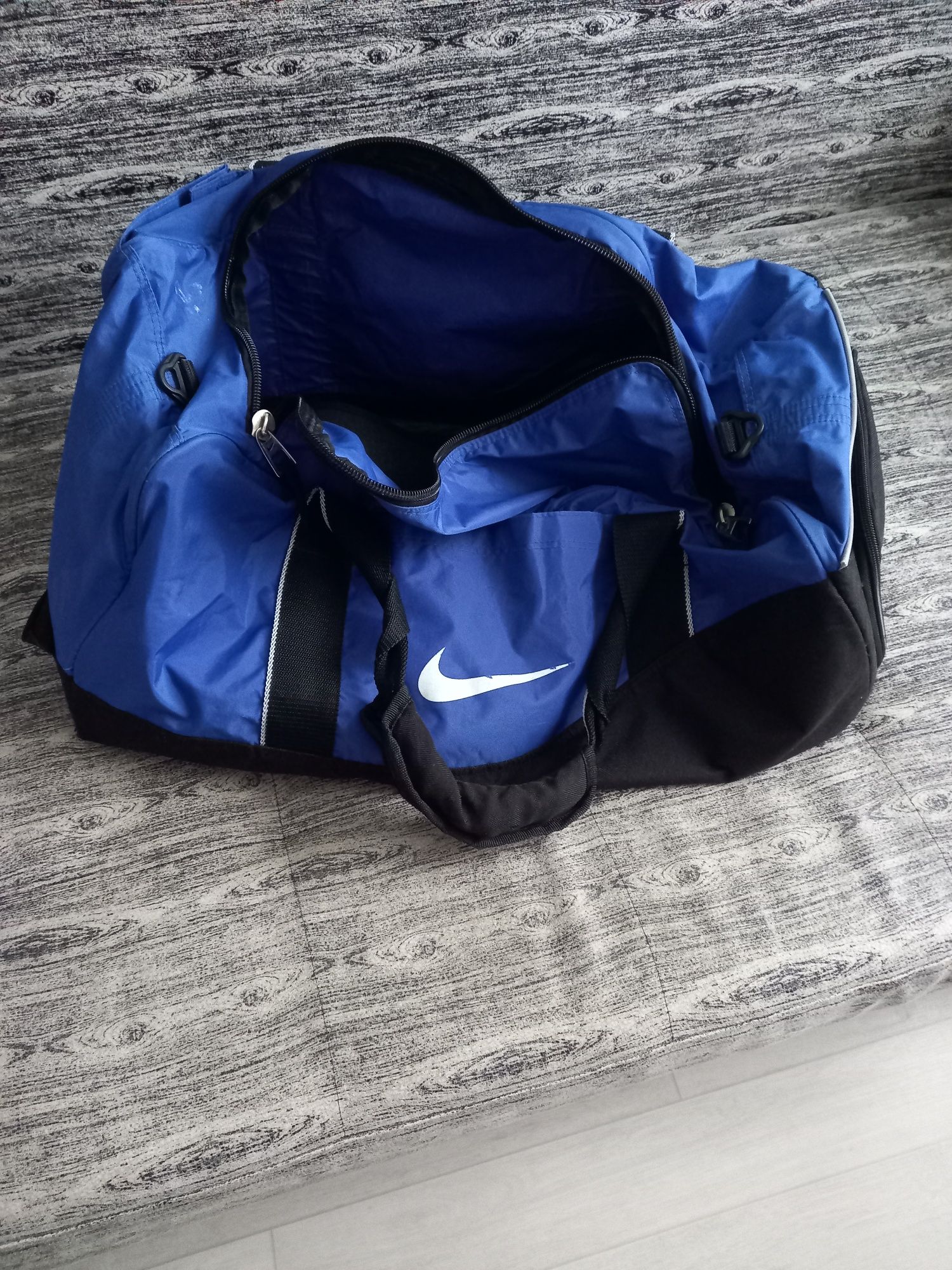 Спортивная сумка,  фирма Nike. По габаритам подходит для ручной клади