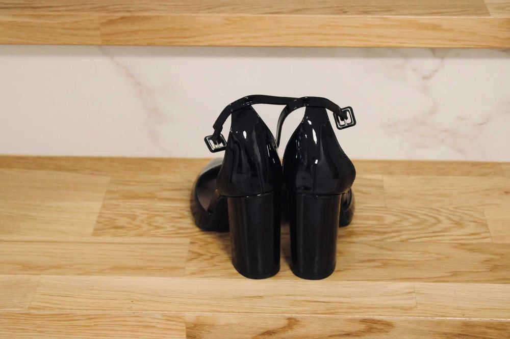 Чисто нови! Лачени обувки на висок ток