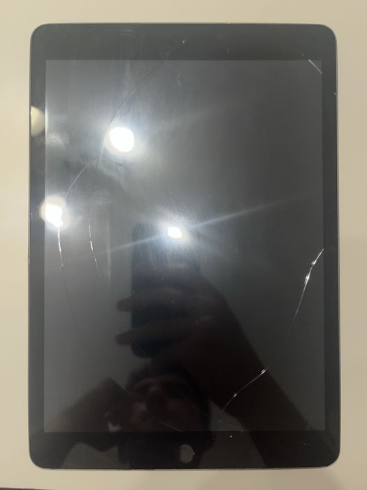 iPad 9 64GB ecran spart, functioneaza bine fara probleme