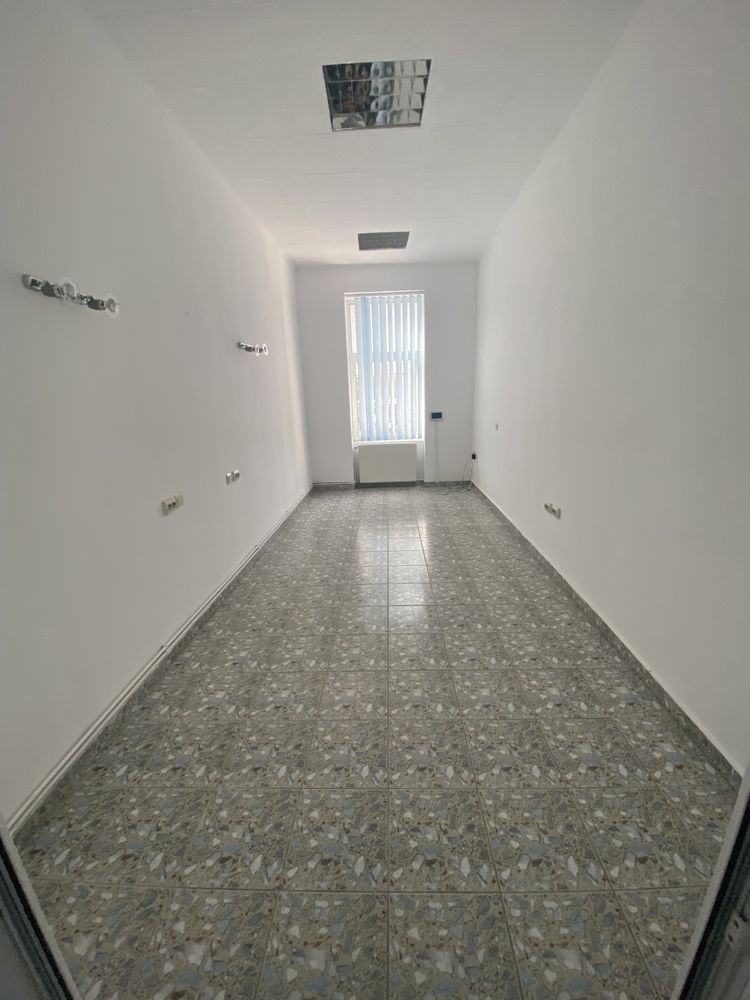 Proprietar- spatiu comercial/ apartament cu subsol 60 mp str. Meteanu