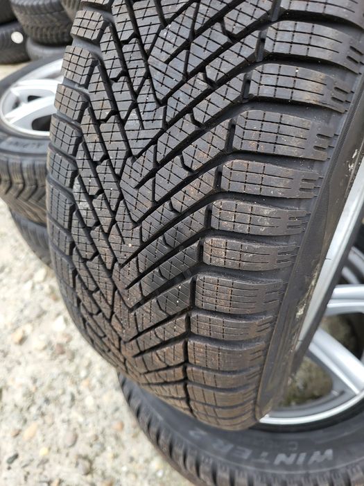 2 бр зимни  225/55/17 Pirelli