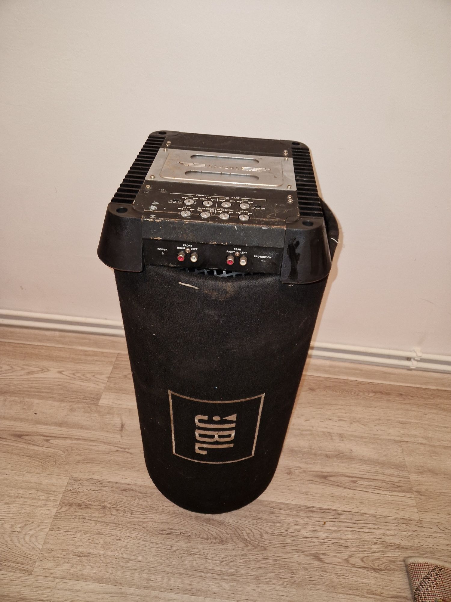 Vând Subwoofer JBL + stație de amplificare auto