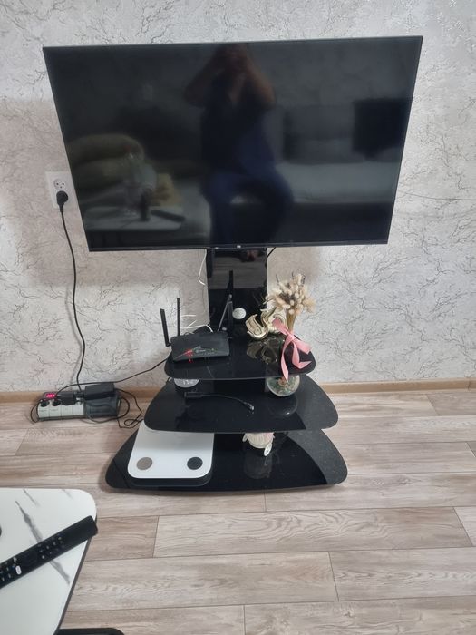 Продам ТВ Стол под телевизор с кранштейном в идеальном состоянии