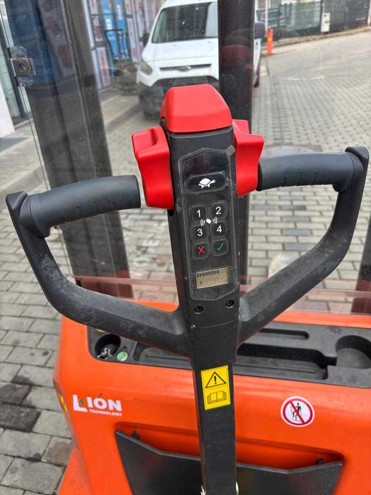 Inchiriem Transpalet electric - ridicare 2,9 m - capacitate 1200 kg