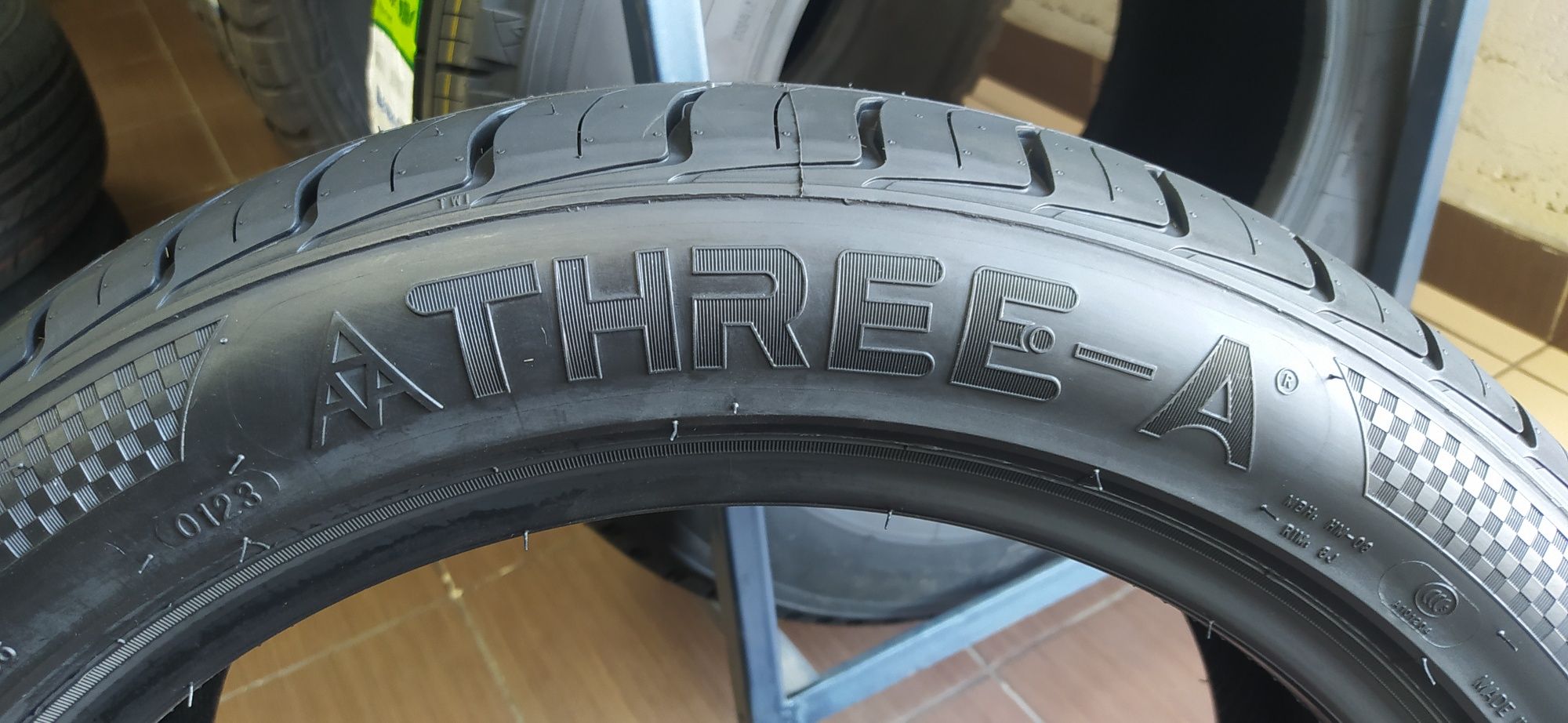 245/45R18 Three-A P606