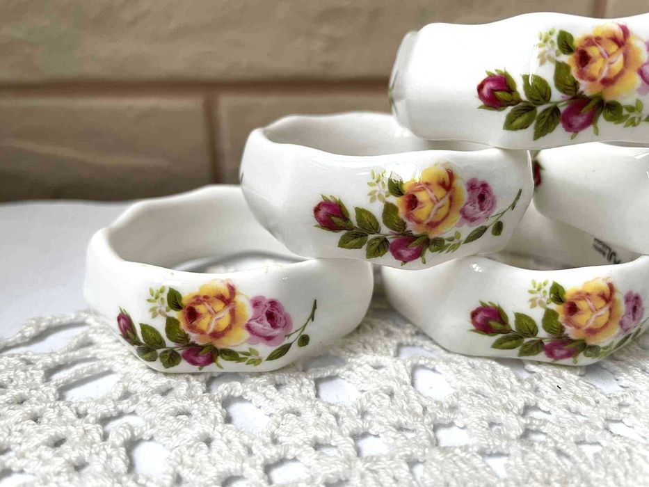 Красиви пръстени от костен порцелан от Англия с рози