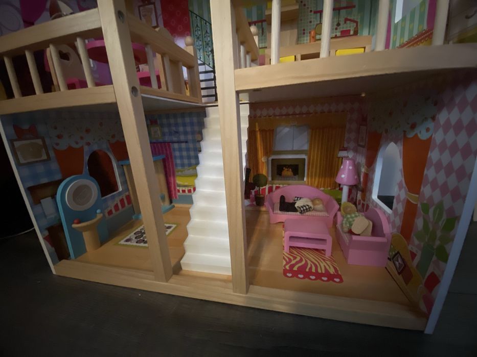 Дървена къща за игра с кукли