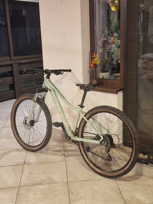 Vând bicicleta cube