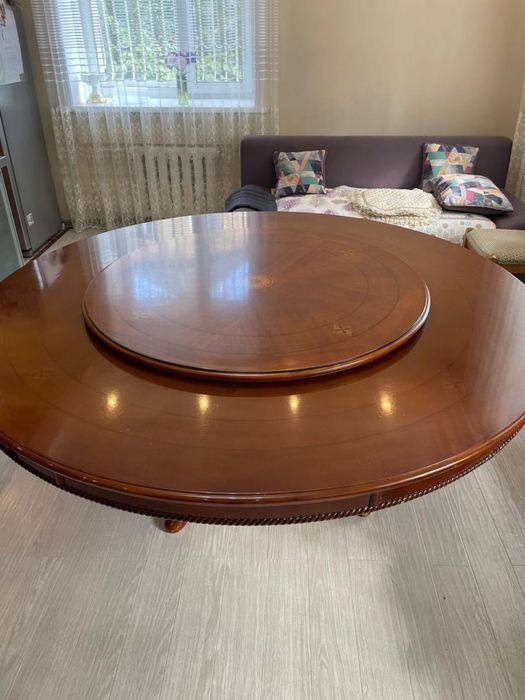 Круглый деревянный стол