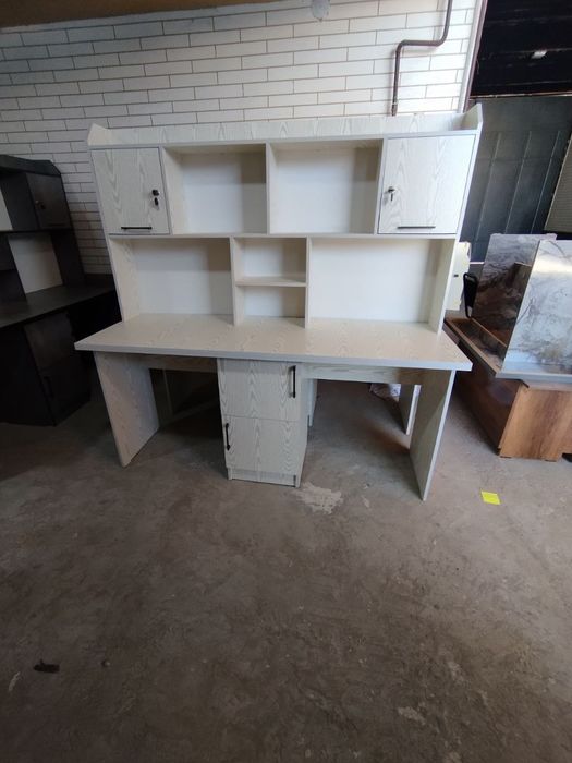 Болалар учун дарс столи 2 та пуфик билан