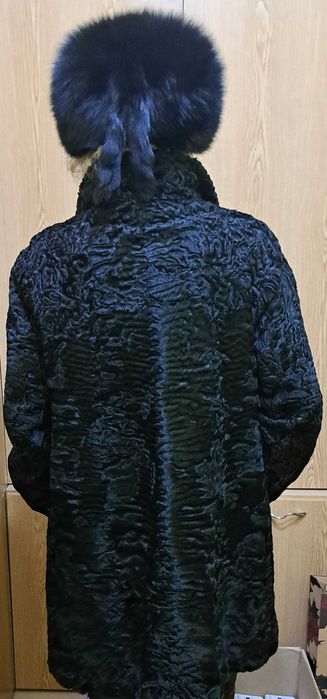 Haina astrahan negru model clopot.