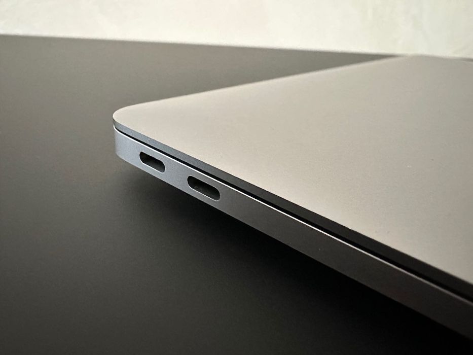 MacBook Air M1 13.3" *** Като Нов *** 256GB SSD 8GB RAM Space Grey