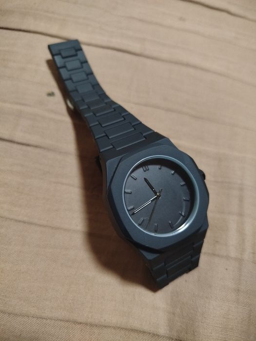 Соат карбондан ясалган енгил.