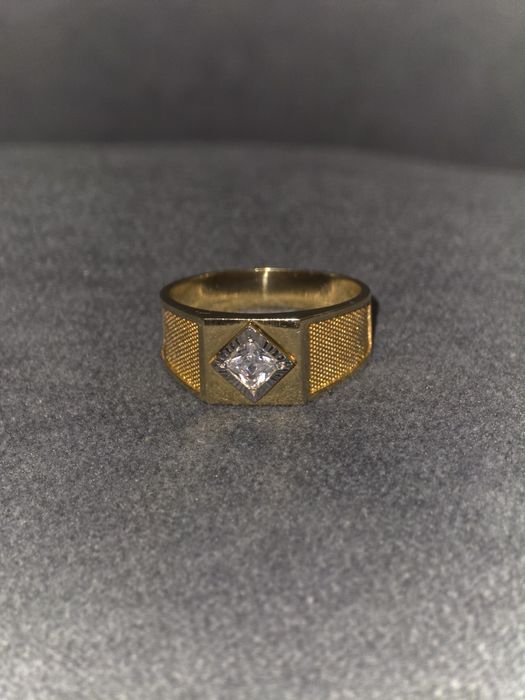 В продаже золотые украшения, неношенные