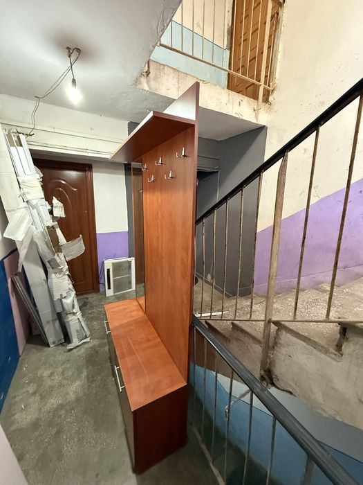 Cuier din lemn cu 2 rafturi de depozitare cu usa, oglinda si 5 cuiere