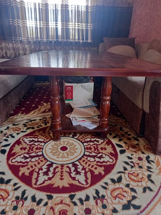 Mehmonxona uchun stol