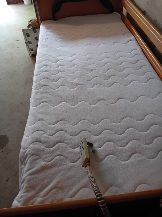 Pat pentru bolnavi cu telecomanda si saltea contra escare