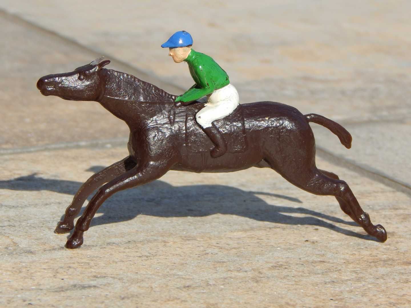 Figurina calaret pe cal concurs echitatie scara 1:18 din plastic