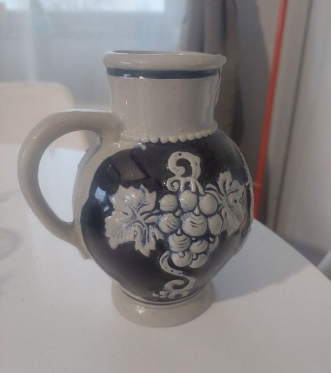 Carafă de vin veche din ceramică