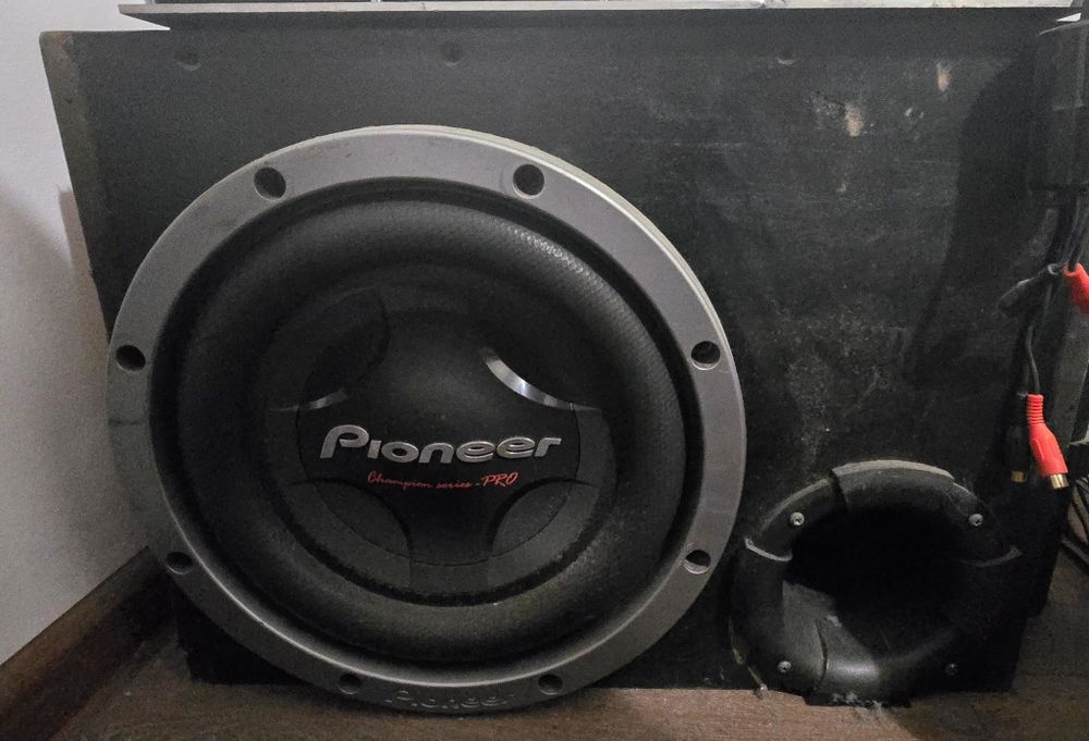 Subwoofer si statie pentru auto
