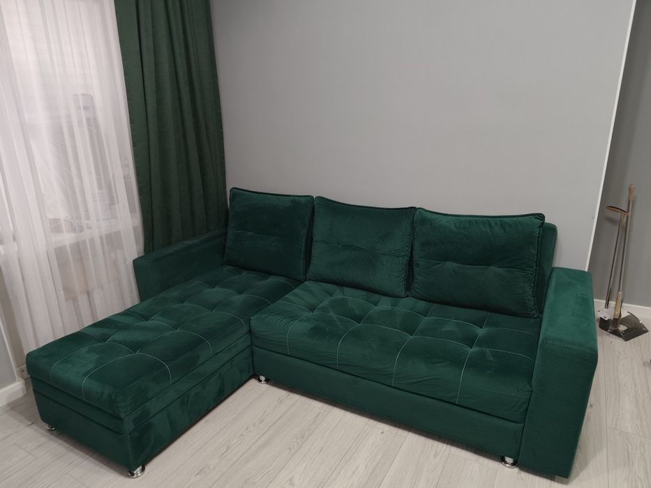 Угловой диван, темно зелёного цвета