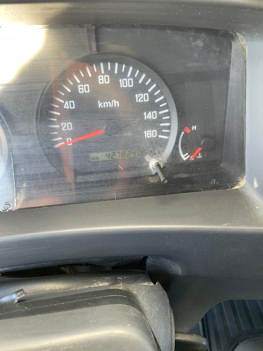 Oferta vând Isuzu basculabil pe 3 părți cu clima an 2012