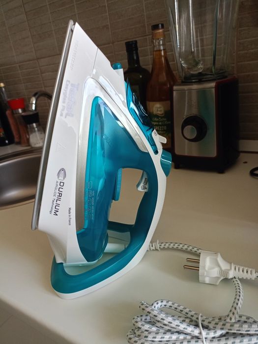 Vând fier Tefal EasyGliss FV5718E0,talpa Durilium AirGlide,funcție cal