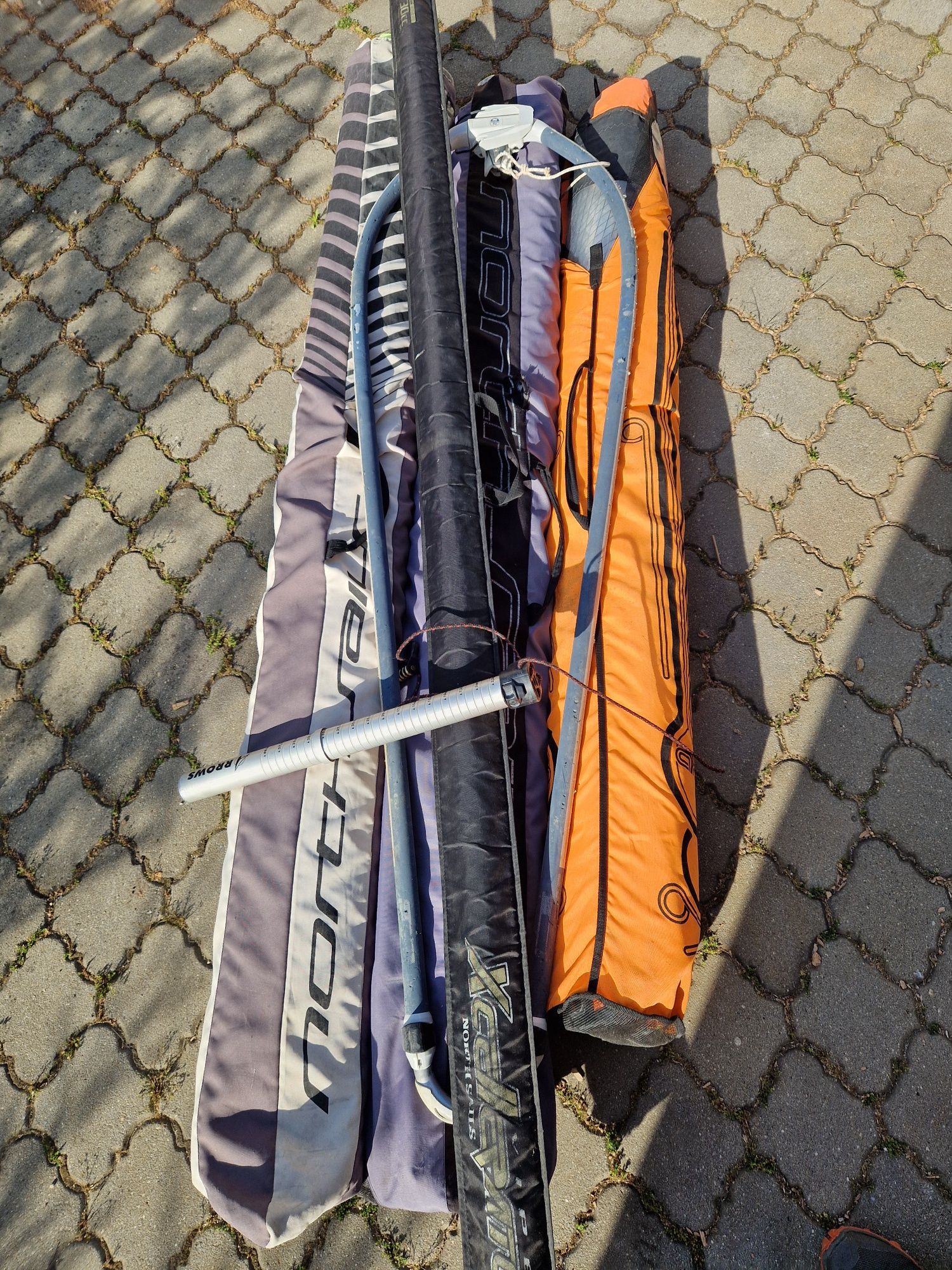 Set rig windsurf complet: 3 vele, catarg 100%carbon, boom NS