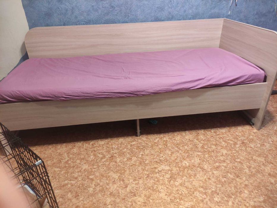 Продам кровать полутораспальную