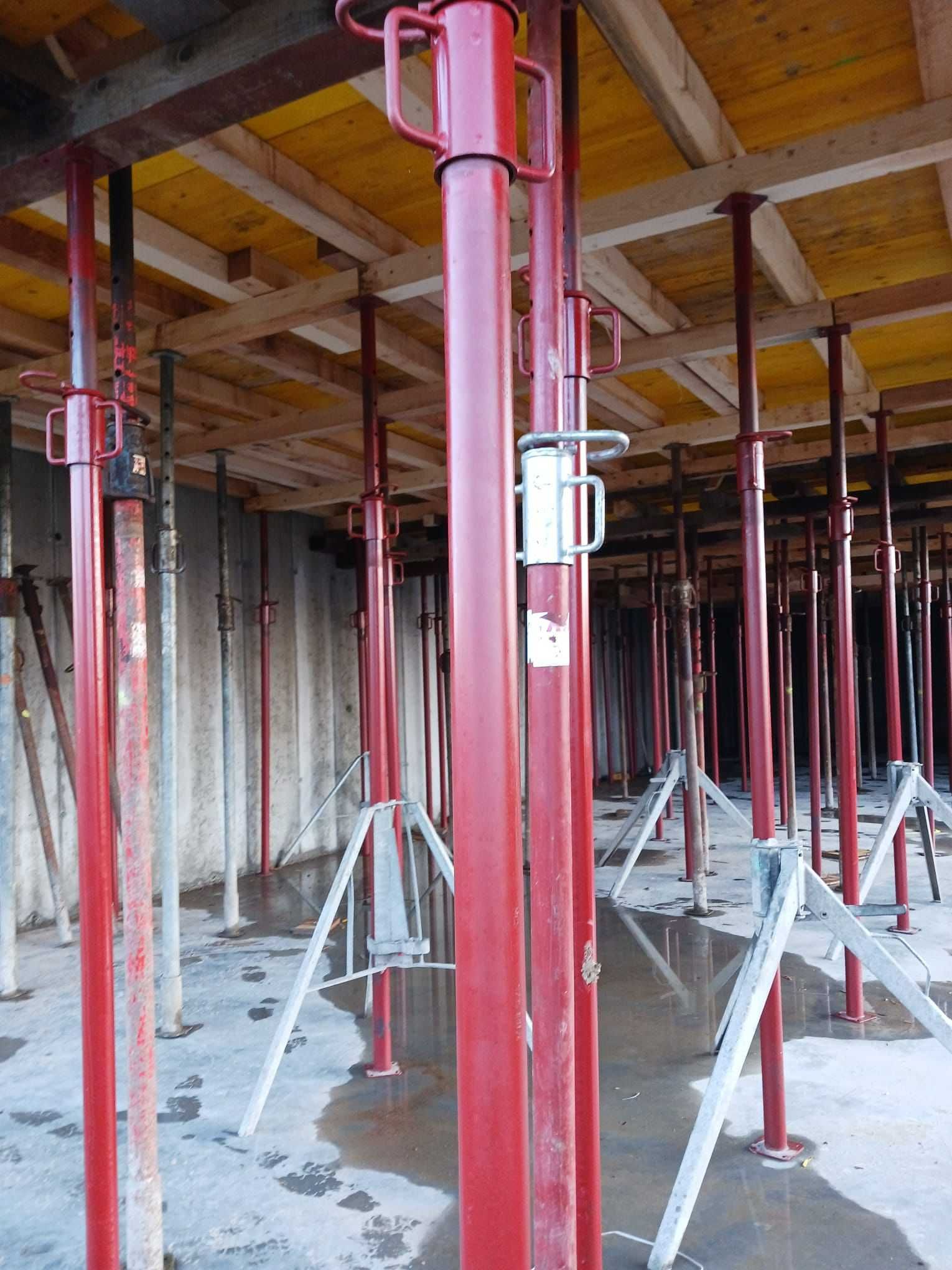 Execut construcții beton: garaje, beciuri, garduri cu panouri Doka