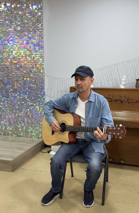 Музыкальные уроки :Фортепиано , Гитара , Вокал , Флейта .