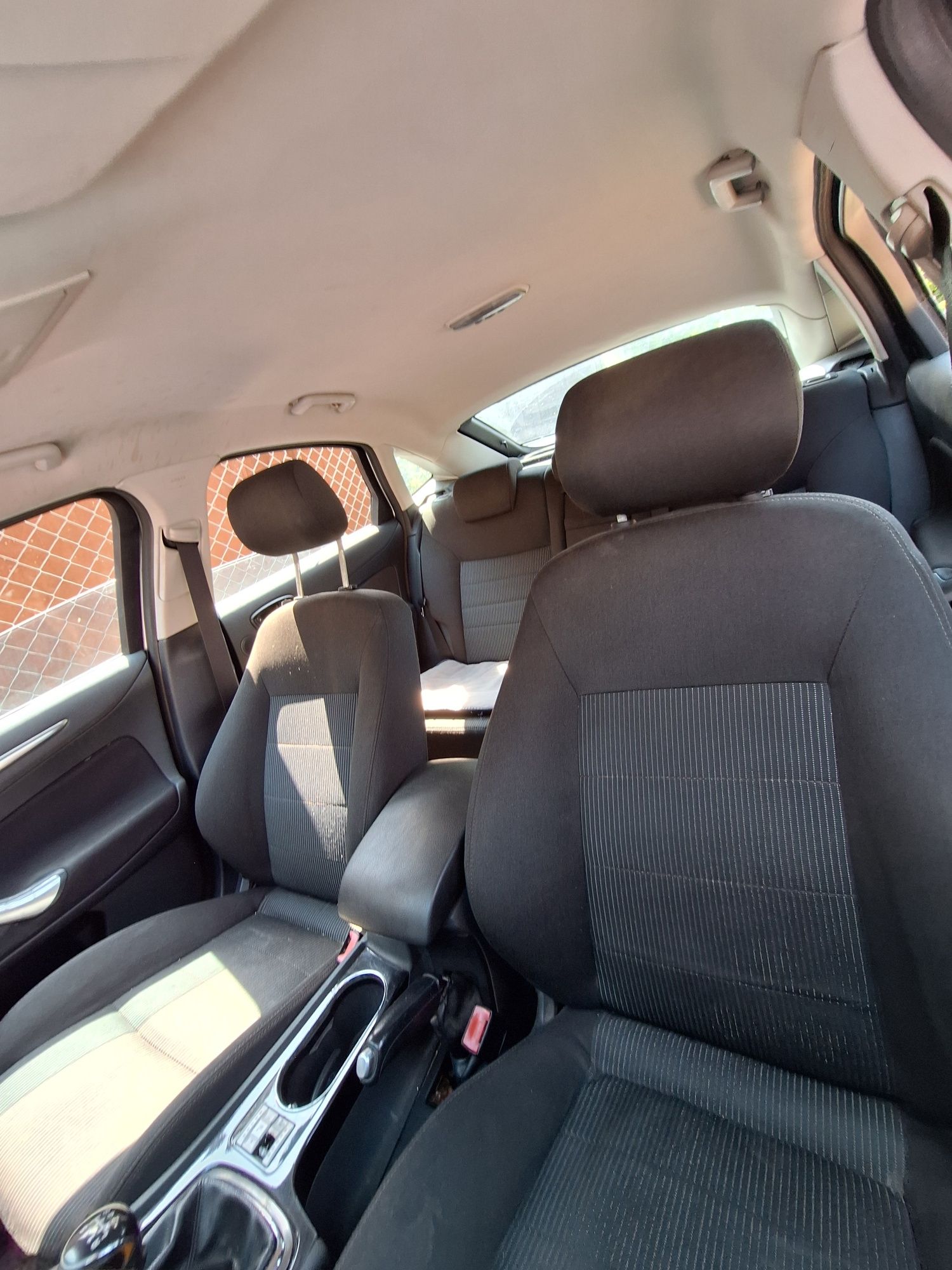 Vând Ford mondeo