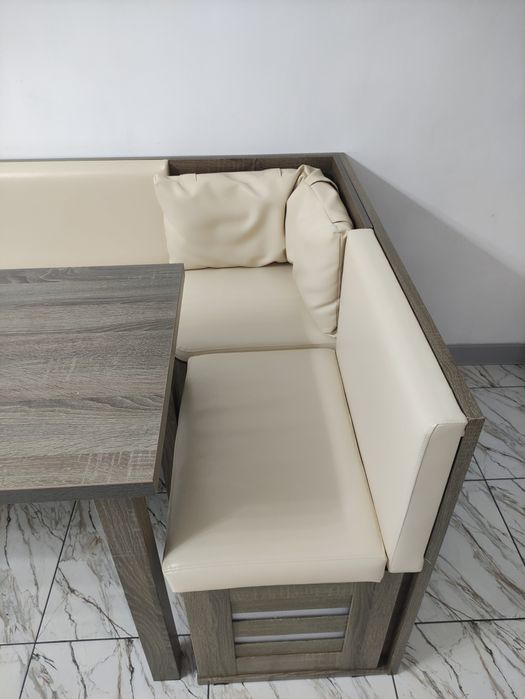 Кухонный уголок со столом