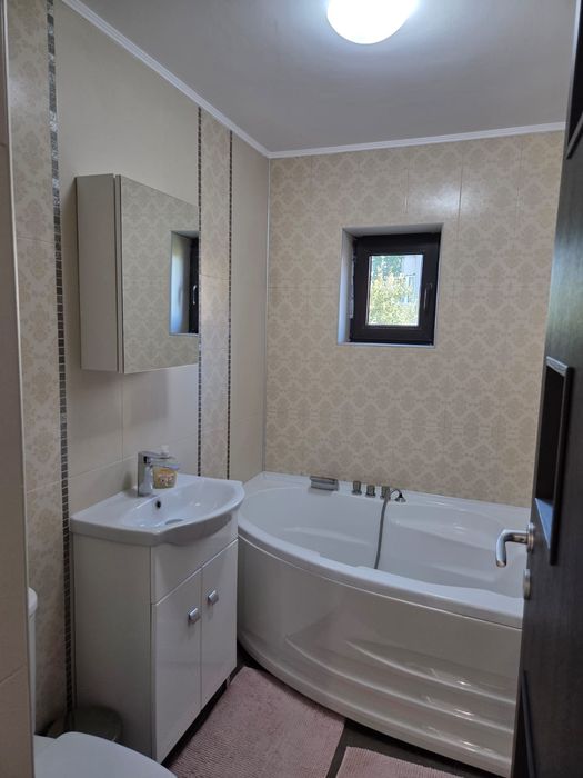 Închiriez apartament 3 camere CFR