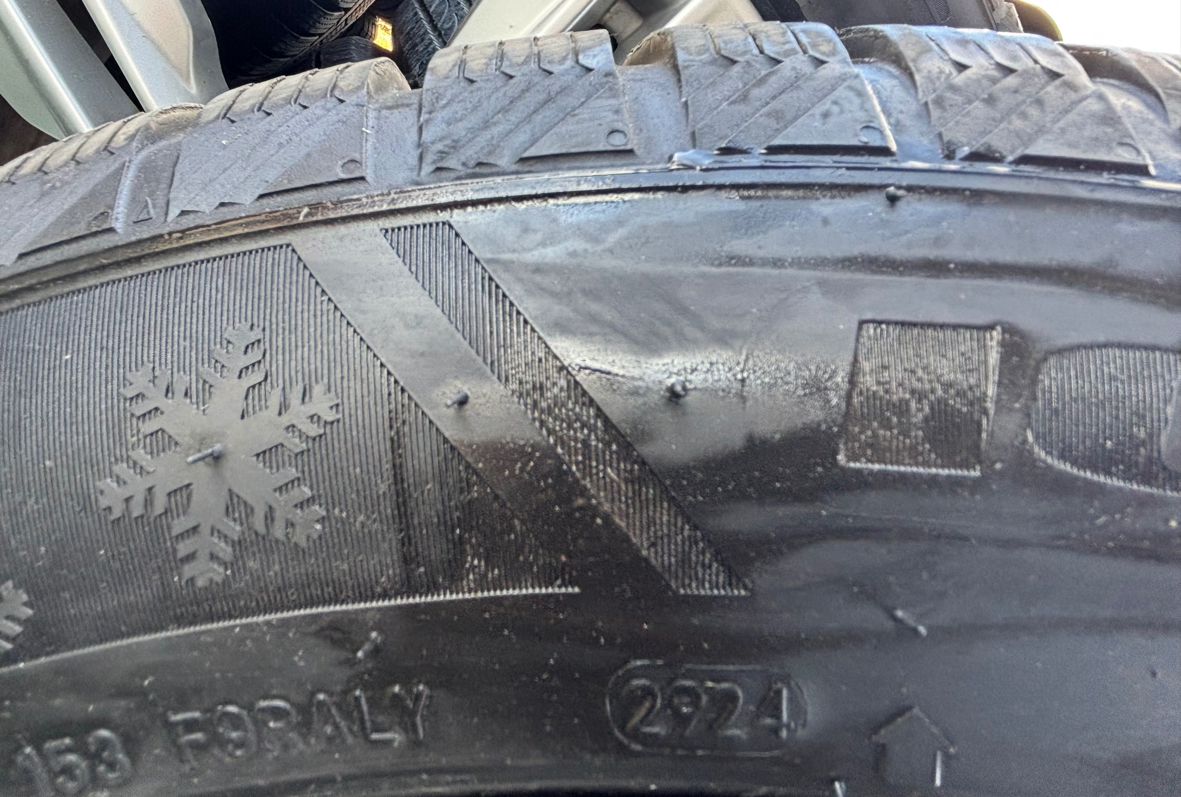 Нови Зимни Гуми и Джанти 255/50R19 
Джанти М-пакет 19-ки
Цена:2300лв