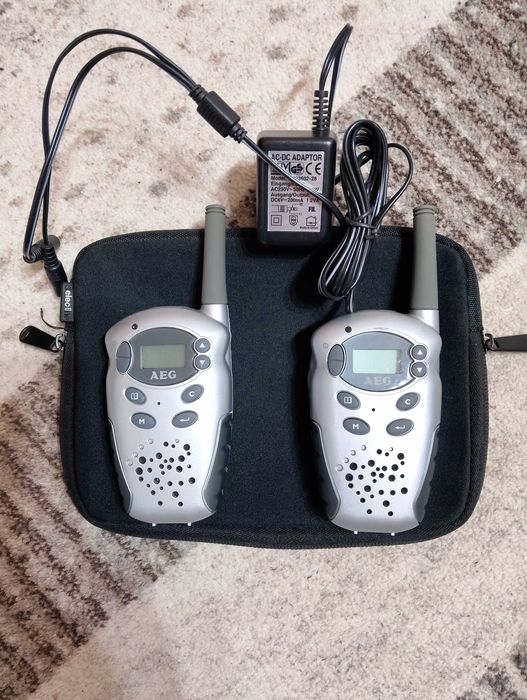 Statii AEG walkie talkie aproape noi